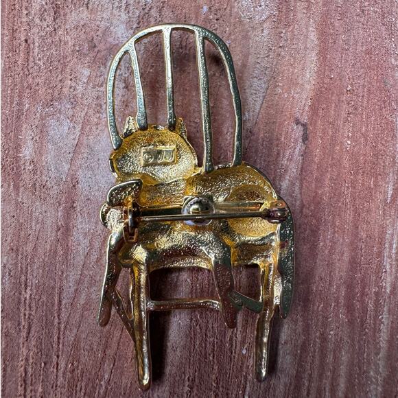 JJ Gold Tone Smiling Cat Laying in Kitchen Chair Statement Brooch - Vintage Rare - Picture 2 of 3